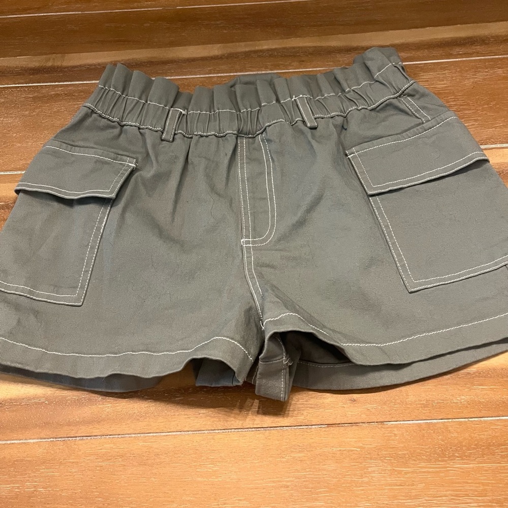 No Comment Women’s Juniors Twill Paperbag Waist Cargo Shorts ARMY GREEN